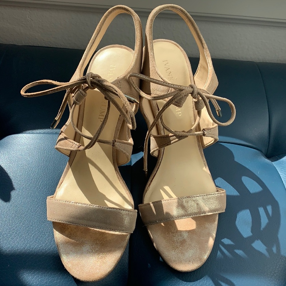 Nude/beige sandals with gold shimmer.